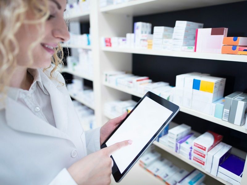 เภสัชกรช่วยจัดส่งยาตามการสั่งซื้อจาก Telepharmacy