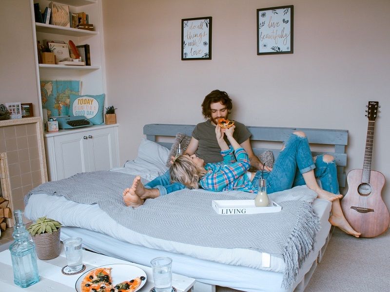 ไอเดียแต่งห้องนอนไม่มีเตีย ใช้พาเลตไม้รองฐานฟูก